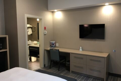 Queen Desk Bathroom