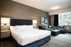 Mountaineer Lodge One King Room with Sofa Bed