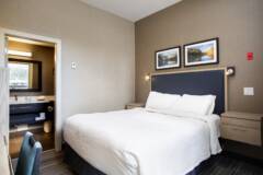 Mountaineer Lodge One Queen Guest Room Bed Area