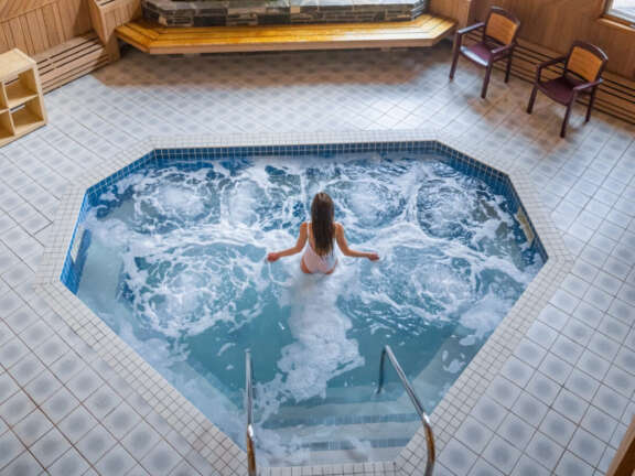 Guest in hot tub at the Mountaineer Lodge