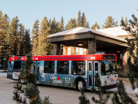 Ski Shuttle arriving at the Main Lobby doors of the hotel in the winter season to shuttle guests up to the ski hill.