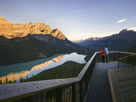 Peyto Lake in Banff National Park | Two hikers looking out over the look out