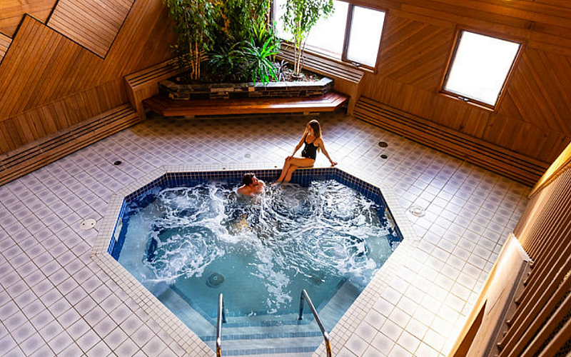 Mountaineer-Lodge-Hot-Tub-Couple