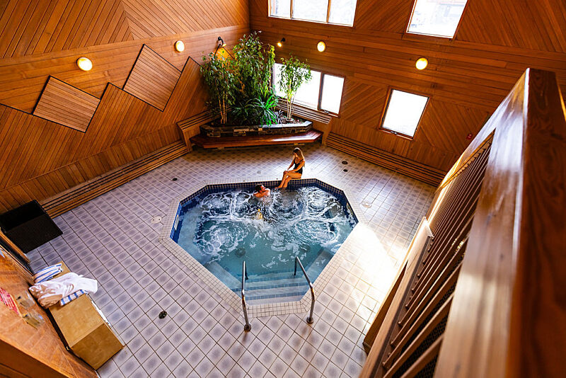 Hot-Tub-at-Mountaineer-Lodge