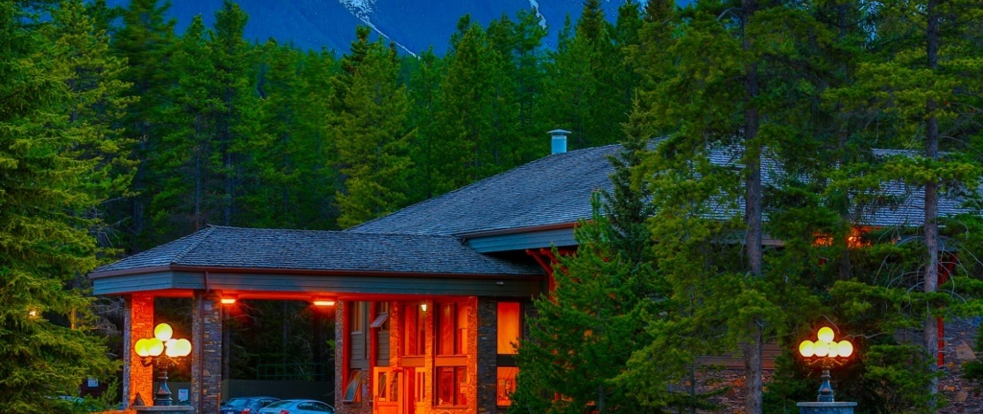 Mountaineer Lodge | Lake Louise Hotel | Canada