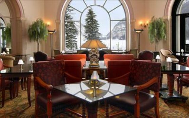 Lakeview Lounge