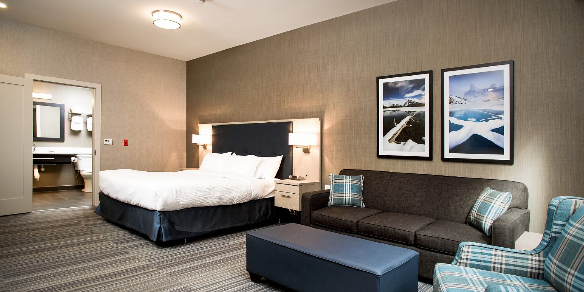 King Sofa Bed Room - Mountaineer Lodge Lake Louise