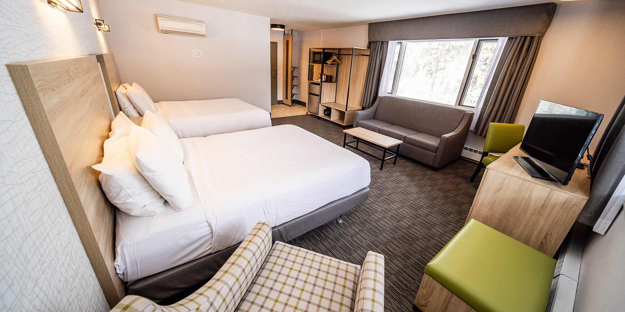 High Res Mountaineer Lodge Winter24 240